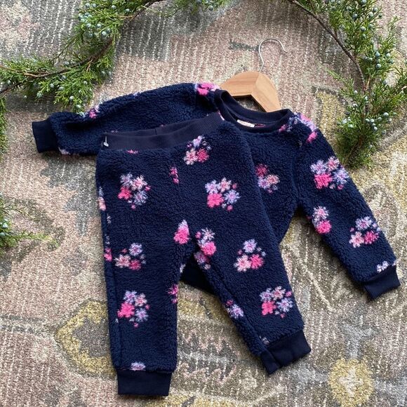 Cat & Jack 2 Piece Fleece Outfit/Set - Picture 8 of 9